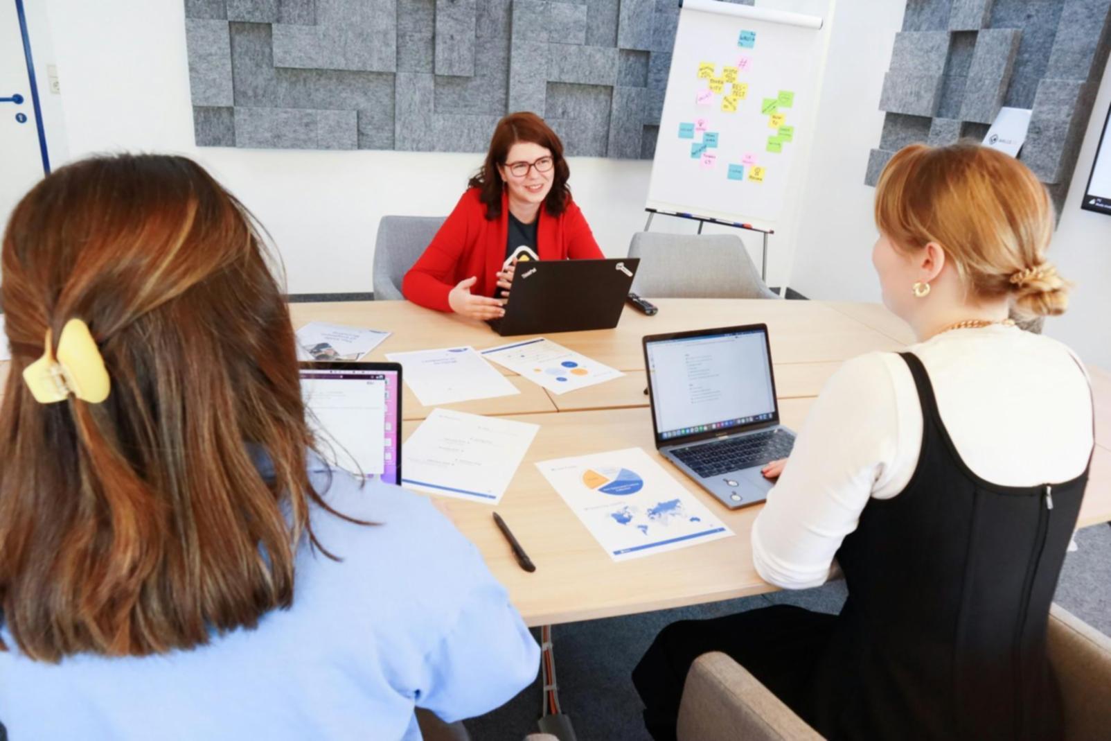 Professionelle Arbeitsumgebung mit Finanzanalyse-Tools und Dokumenten