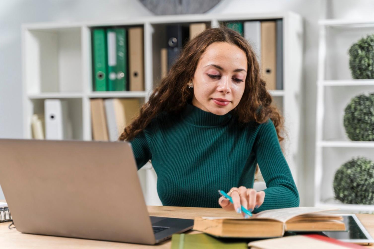 Professionelle Finanzanalystin bei der Arbeit mit Datenmodellen